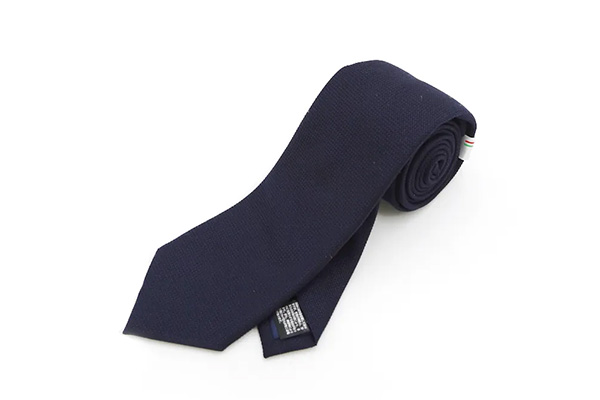 ネクタイは「無地のネイビー」が定番