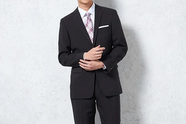 黒無地スーツにピンクネクタイのフレッシュコーデ