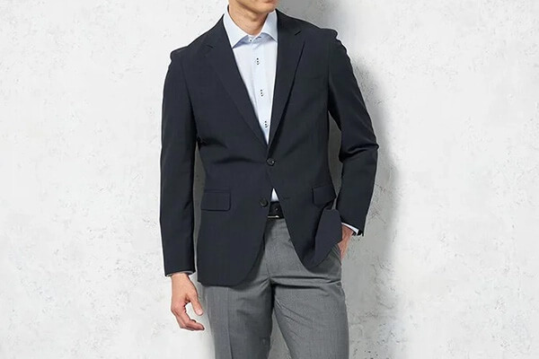 王道のジャケパンスタイルのオフィスカジュアルコーデ