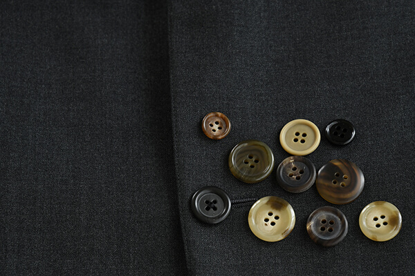スーツの印象を格上げする「ボタンの種類」と選び方