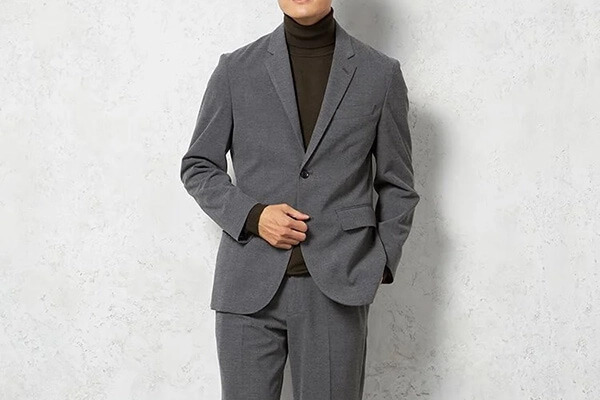 スーツ×タートルネックセーターのコーディネート