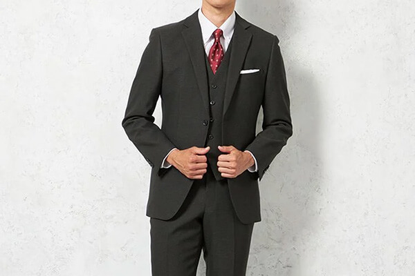 「白シャツ」×「ネイビー・ボルドー」の王道スタイル