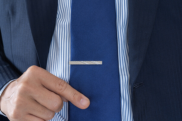 迷ったらここ!ネクタイピンを付ける基本の位置