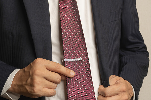 落ちない・ズレない!ネクタイピンの正しい付け方手順