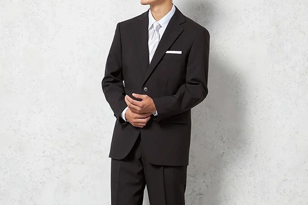 フォーマルスーツ(礼服・喪服)との違い